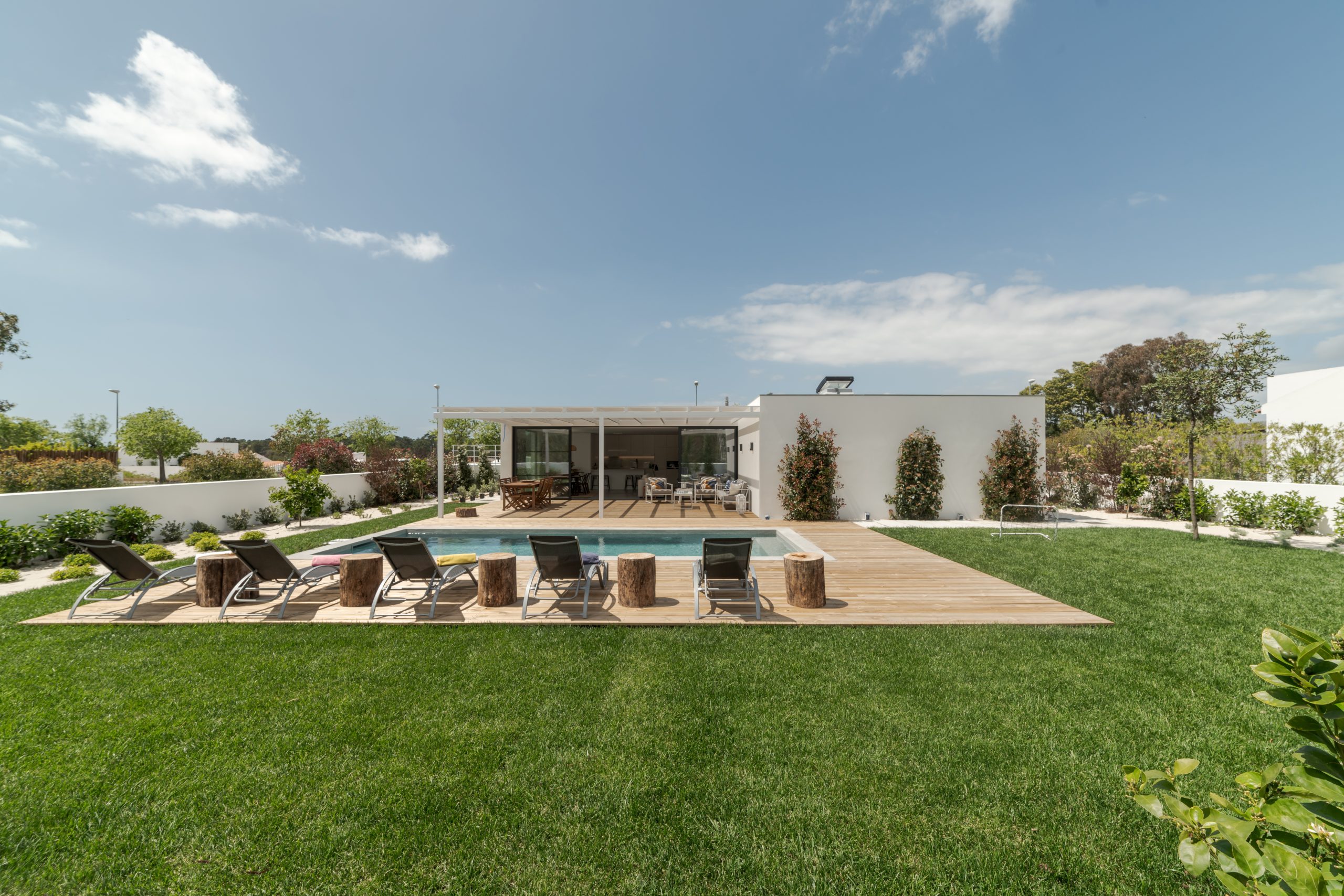 Giardino con piscina: idee moderne per costruirlo e arredarlo
