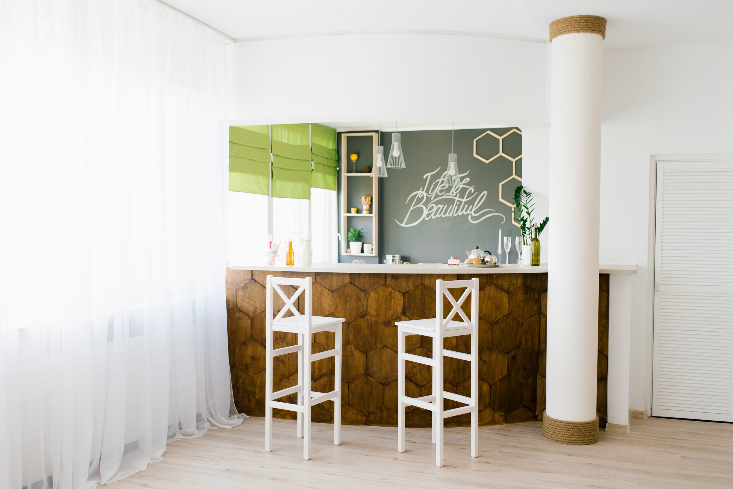Angolo bar contemporaneo stile e raffinatezza per i tuoi momenti di relax.